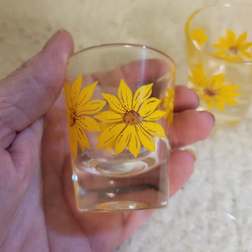 Vintage Shot Glasses Unisex OS Yellow Excellent Sunflower Floral Retro Set of 2